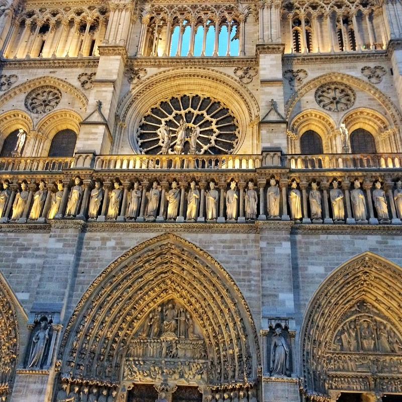 Notre Dame de Paris sous la lune, mettant en valeur son architecture gothique, ses arcs-boutants et ses gargouilles